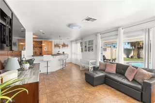 Photo #3: 2779272 Listing