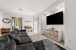 Photo #6: 2779831 Listing