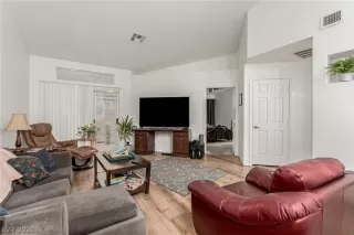 Photo #4: 2781246 Listing