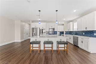 Photo #4: 2781889 Listing