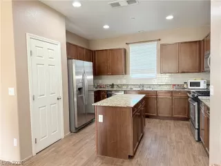 Photo #3: 2782023 Listing