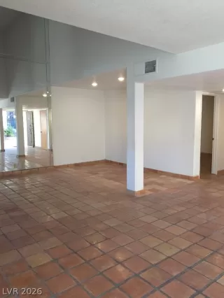 Photo #6: 2783606 Listing