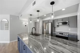 Photo #3: 2783821 Listing
