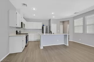 Photo #4: 2784005 Listing