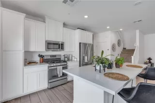Photo #3: 2784520 Listing