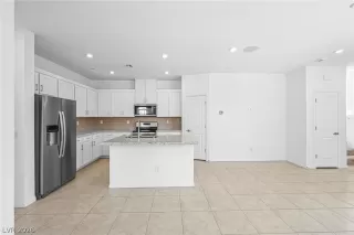 Photo #2: 2784563 Listing