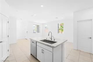 Photo #5: 2784563 Listing