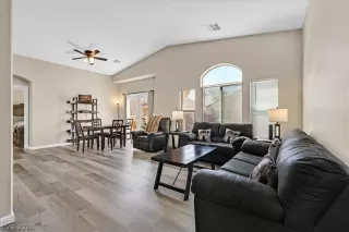 Photo #4: 2785626 Listing