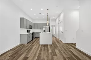 Photo #4: 2786104 Listing