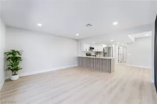 Photo #4: 2788037 Listing